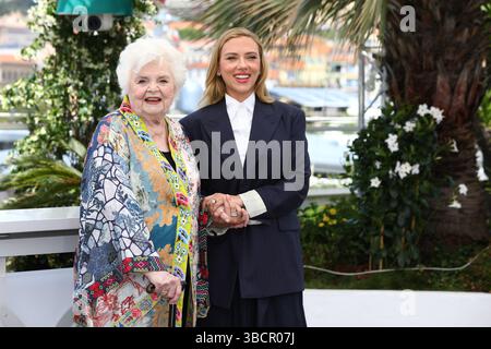 21 mai 2025, Cannes, Côte D'azur, France : JUIN Squibb et SCARLETT JOHNASSON posent pour le photocall pour 'Eleanor la Grande' au 78ème Festival annuel de Cannes au Palais des Festivals de Cannes, France (crédit image : © Mickael Chavet/ZUMA Press Wire) USAGE ÉDITORIAL SEULEMENT ! Non destiné à UN USAGE commercial ! Banque D'Images