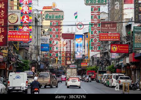 Trafic sur la route de Yaowarat dans Chinatown dans la ville de Bangkok en Thaïlande. Thaïlande, Bangkok, 6 novembre 2024. Banque D'Images