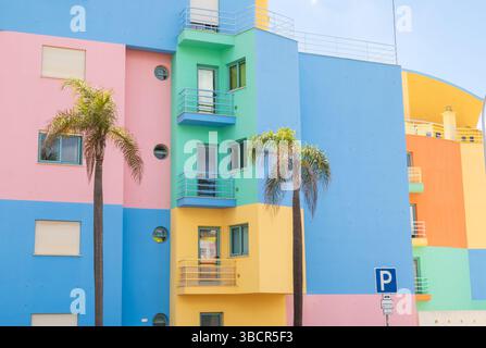 Albufeira, Portugal - 28 avril 2024 : bâtiments résidentiels modernes avec des façades colorées photographiés dans le port de Marina d'Albufeira sur la côte de l'Algarve Banque D'Images