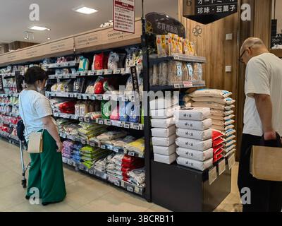 Tokyo, Japon. 21 mai 2025. Les consommateurs achètent du riz dans un supermarché à Tokyo, Japon, le 21 mai 2025. Taku Eto, ministre japonais de l'Agriculture, des forêts et de la pêche, a remis mercredi sa démission au premier ministre Shigeru Ishiba après avoir fait face à d'intenses critiques pour ses récentes remarques sur le riz. POUR ALLER AVEC 'le ministre japonais de l'Agriculture démissionne pour la gaffe du riz' crédit : Hu Xiaoge/Xinhua/Alamy Live News Banque D'Images