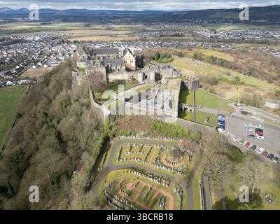 Vue aérienne par drone du château de Stirling surplombant le cimetière de Snowdon Banque D'Images