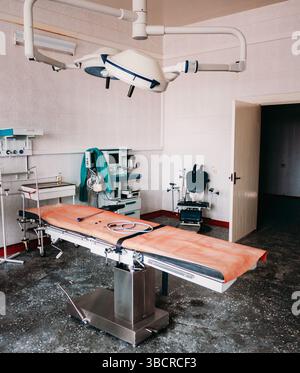 Salle d'opération de l'hôpital ancien équipement vintage pour la salle d'opération. Lampes spéciales, moniteur et bureau. Banque D'Images