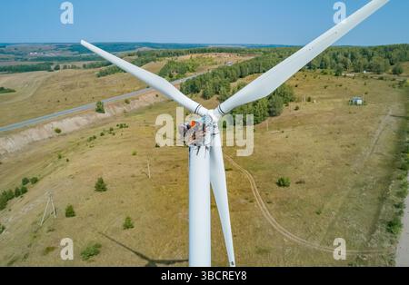 Prise de vue aérienne d'une éolienne endommagée par le feu dans un paysage rural pendant la journée Banque D'Images