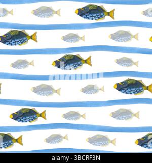 Triggerfish nageant parmi les lignes bleues ondulées abstraites aquarelle sans couture motif isolé. Pour les motifs à thème tropical, les textiles de plage Banque D'Images