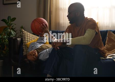 Jouer au basket-ball en intérieur dans un cadre confortable Banque D'Images