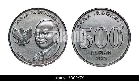 Les deux faces d'une pièce de 500 roupies indonésiennes (2016) avec emblème de l'Indonésie (Garuda Pancasila) et portrait du héros national indonésien T.B. Simatupang. Banque D'Images