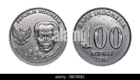 Les deux faces d'une pièce de 100 roupies indonésiennes (2016) avec emblème de l'Indonésie (Garuda Pancasila) et portrait du héros national indonésien Dr Herman Johannes. Banque D'Images