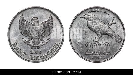 Les deux faces d'une pièce de rupiah indonésienne de 200 (2003) avec emblème de l'Indonésie (Garuda Pancasila) et oiseau myna de Bali (Leucopsar rothschildi) sur une branche. Banque D'Images