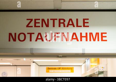 ILLUSTRATION - 21 mai 2025, basse-Saxe, Göttingen : vue de l'entrée du « Service central des urgences » du Centre médical universitaire de Göttingen (UMG). L’image symbolique est associée à un projet pilote de soins aux patients âgés en urgence par des pilotes bénévoles en urgence. L’objectif est de prévenir la confusion aiguë chez les patients à risque de démence et ainsi d’améliorer les chances de guérison. Le projet est en cours depuis avril 2024 et est également testé à la Charité Berlin et au CHU de Mannheim. Photo : Swen Pförtner/dpa Banque D'Images