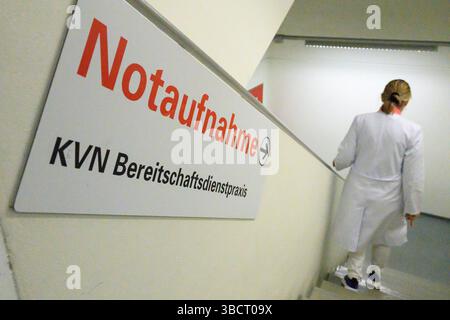 ILLUSTRATION - 21 mai 2025, basse-Saxe, Göttingen : vue d'un panneau dans le service des urgences du Centre médical universitaire de Göttingen (UMG). L’image symbolique est associée à un projet pilote de soins aux patients âgés en urgence par des pilotes bénévoles en urgence. L’objectif est de prévenir la confusion aiguë chez les patients à risque de démence et ainsi d’améliorer les chances de guérison. Le projet est en cours depuis avril 2024 et est également testé à la Charité Berlin et au CHU de Mannheim. Photo : Swen Pförtner/dpa Banque D'Images