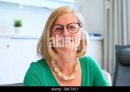 ILLUSTRATION - 21 mai 2025, basse-Saxe, Göttingen : Kerstin Schneider, pilote d'urgence volontaire, siège dans une zone de traitement du service des urgences du Centre médical universitaire de Göttingen (UMG). L’image symbolique est associée à un projet pilote de soins aux patients âgés en urgence par des pilotes bénévoles en urgence. L’objectif est de prévenir la confusion aiguë chez les patients à risque de démence et ainsi d’améliorer les chances de guérison. Le projet est en cours depuis avril 2024 et est également testé à la Charité Berlin et au CHU de Mannheim. Photo : Swen Pförtner/dpa Banque D'Images