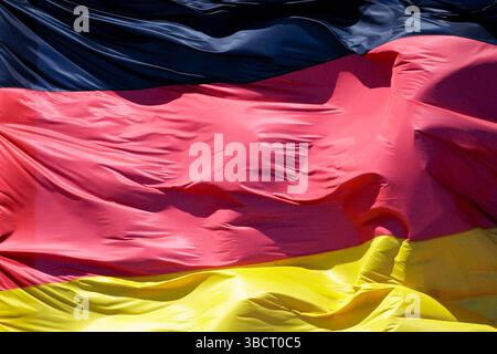 Berlin, Deutschland. 21 mai 2025. Le drapeau national de la République fédérale d'Allemagne bat dans le vent. Berlin, le 21 mai 2025. Crédit : dpa/Alamy Live News Banque D'Images