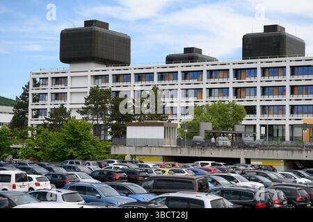ILLUSTRATION - 21 mai 2025, basse-Saxe, Göttingen : vue du bâtiment principal du Centre médical universitaire de Göttingen (UMG). Le projet « pilotes d'urgence aux urgences », testé en parallèle à la Charité Berlin et au CHU de Mannheim, s'adresse aux patients âgés atteints de démence naissante. Des bénévoles les accompagnent aux urgences pour réduire le risque de confusion aiguë et ainsi améliorer les chances de guérison. L'initiative existe depuis avril 2024. Photo : Swen Pförtner/dpa Banque D'Images