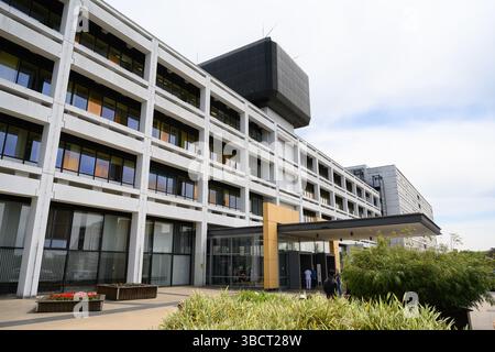 ILLUSTRATION - 21 mai 2025, basse-Saxe, Göttingen : vue du bâtiment principal du Centre médical universitaire de Göttingen (UMG). Le projet « pilotes d'urgence aux urgences », testé en parallèle à la Charité Berlin et au CHU de Mannheim, s'adresse aux patients âgés atteints de démence naissante. Des bénévoles les accompagnent aux urgences pour réduire le risque de confusion aiguë et ainsi améliorer les chances de guérison. L'initiative existe depuis avril 2024. Photo : Swen Pförtner/dpa Banque D'Images