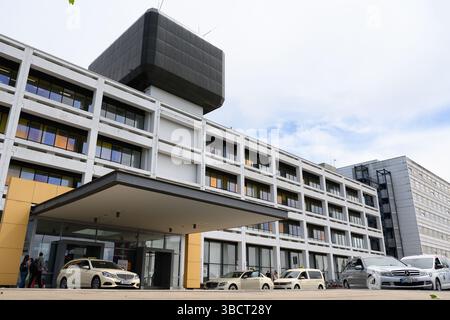 ILLUSTRATION - 21 mai 2025, basse-Saxe, Göttingen : vue du bâtiment principal du Centre médical universitaire de Göttingen (UMG). Le projet « pilotes d'urgence aux urgences », testé en parallèle à la Charité Berlin et au CHU de Mannheim, s'adresse aux patients âgés atteints de démence naissante. Des bénévoles les accompagnent aux urgences pour réduire le risque de confusion aiguë et ainsi améliorer les chances de guérison. L'initiative existe depuis avril 2024. Photo : Swen Pförtner/dpa Banque D'Images