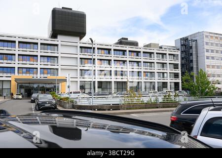 ILLUSTRATION - 21 mai 2025, basse-Saxe, Göttingen : vue du bâtiment principal du Centre médical universitaire de Göttingen (UMG). Le projet « pilotes d'urgence aux urgences », testé en parallèle à la Charité Berlin et au CHU de Mannheim, s'adresse aux patients âgés atteints de démence naissante. Des bénévoles les accompagnent aux urgences pour réduire le risque de confusion aiguë et ainsi améliorer les chances de guérison. L'initiative existe depuis avril 2024. Photo : Swen Pförtner/dpa Banque D'Images