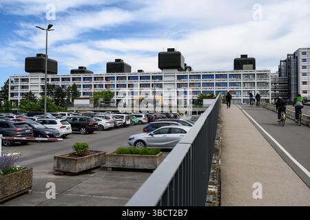 ILLUSTRATION - 21 mai 2025, basse-Saxe, Göttingen : vue du bâtiment principal du Centre médical universitaire de Göttingen (UMG). Le projet « pilotes d'urgence aux urgences », testé en parallèle à la Charité Berlin et au CHU de Mannheim, s'adresse aux patients âgés atteints de démence naissante. Des bénévoles les accompagnent aux urgences pour réduire le risque de confusion aiguë et ainsi améliorer les chances de guérison. L'initiative existe depuis avril 2024. Photo : Swen Pförtner/dpa Banque D'Images