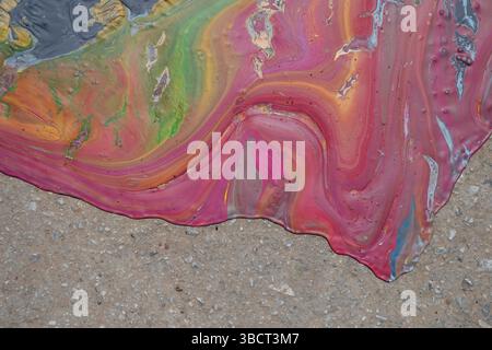 Déversement de peinture sur une surface en béton. Art abstrait et design de fond coloré. Banque D'Images