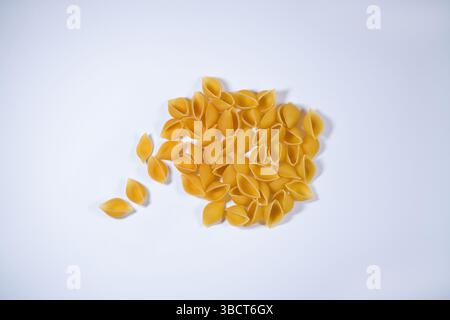 Pâtes Conchiglie séchées sur un packground blanc. Banque D'Images