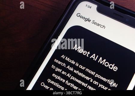 Écran de smartphone affichant la fonctionnalité mode IA de Google Search, mettant en évidence les capacités avancées de l'IA dans la fonctionnalité de recherche et l'interaction. Banque D'Images