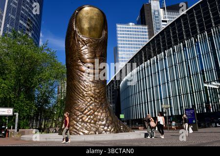 Le Pouce, sculpture de Cesar Baldaccini à la Défense, Paris, France. Banque D'Images