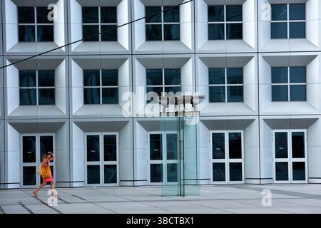 Femme marchant à la Défense, le quartier des affaires de Paris, France. Banque D'Images