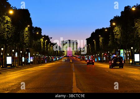 Vue nocturne de la rue des champs-Elysées et de l'Arc de Triomphe à Paris, France, Europe. Banque D'Images