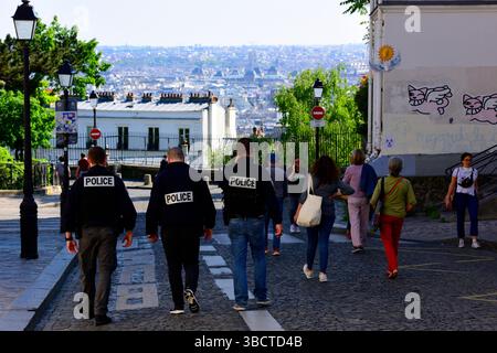 Police française dans les rues de Montmartre, Paris, France, Europe. Banque D'Images