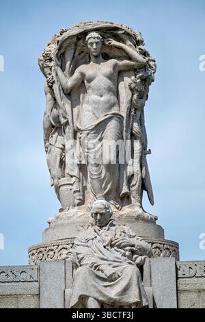Sculpture Visiion au Mémorial John Ericsson à Washington DC | WASHINGTON DC — Une figure sculpturale représentant la "Vision" se dresse au Mémorial John Ericsson, situé près du Mémorial Lincoln le long du fleuve Potomac. Le mémorial rend hommage à l'inventeur et ingénieur suédois-américain John Ericsson, qui a conçu l'USS Monitor pendant la guerre de Sécession. Achevé en 1926 et conçu par le sculpteur James Earle Fraser, le mémorial présente quatre figures allégoriques représentant la Vision, l'Aventure, le Travail et la Force. Le monument en granit mesure 20 pieds de haut et est entretenu par le National Park Service comme pa Banque D'Images