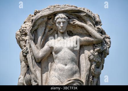 Sculpture Visiion au Mémorial John Ericsson à Washington DC | WASHINGTON DC — Une figure sculpturale représentant la "Vision" se dresse au Mémorial John Ericsson, situé près du Mémorial Lincoln le long du fleuve Potomac. Le mémorial rend hommage à l'inventeur et ingénieur suédois-américain John Ericsson, qui a conçu l'USS Monitor pendant la guerre de Sécession. Achevé en 1926 et conçu par le sculpteur James Earle Fraser, le mémorial présente quatre figures allégoriques représentant la Vision, l'Aventure, le Travail et la Force. Le monument en granit mesure 20 pieds de haut et est entretenu par le National Park Service comme pa Banque D'Images