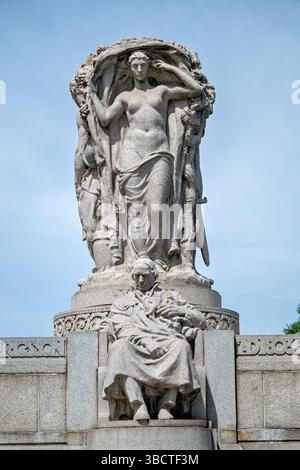 Sculpture Visiion au Mémorial John Ericsson à Washington DC | WASHINGTON DC — Une figure sculpturale représentant la "Vision" se dresse au Mémorial John Ericsson, situé près du Mémorial Lincoln le long du fleuve Potomac. Le mémorial rend hommage à l'inventeur et ingénieur suédois-américain John Ericsson, qui a conçu l'USS Monitor pendant la guerre de Sécession. Achevé en 1926 et conçu par le sculpteur James Earle Fraser, le mémorial présente quatre figures allégoriques représentant la Vision, l'Aventure, le Travail et la Force. Le monument en granit mesure 20 pieds de haut et est entretenu par le National Park Service comme pa Banque D'Images