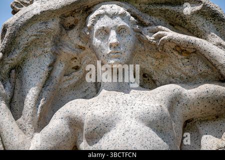 Sculpture Visiion au Mémorial John Ericsson à Washington DC | WASHINGTON DC — Une figure sculpturale représentant la "Vision" se dresse au Mémorial John Ericsson, situé près du Mémorial Lincoln le long du fleuve Potomac. Le mémorial rend hommage à l'inventeur et ingénieur suédois-américain John Ericsson, qui a conçu l'USS Monitor pendant la guerre de Sécession. Achevé en 1926 et conçu par le sculpteur James Earle Fraser, le mémorial présente quatre figures allégoriques représentant la Vision, l'Aventure, le Travail et la Force. Le monument en granit mesure 20 pieds de haut et est entretenu par le National Park Service comme pa Banque D'Images