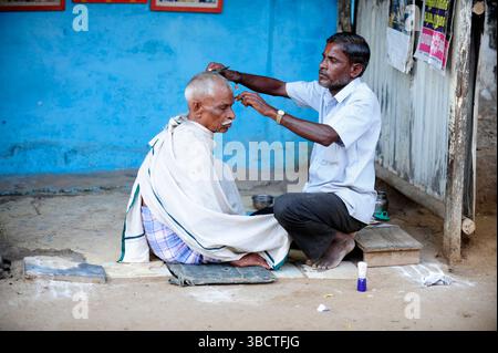 Asie,Inde du Sud,Tamil Nadu,Madurai,coiffeur de rue/Indian Barber in Madurai,Tamil Nadu,South India,India,Asia Banque D'Images