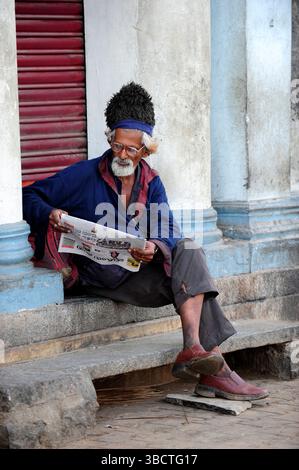 Asie,Inde du Sud,Karnataka, Mysore,portrait d'un homme lisant un journal / Indian man Reading Newspaper in Mysore,Karnataka State,South India,Asia Banque D'Images