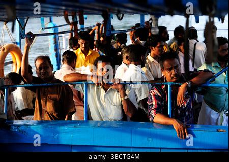 Asie,Inde du Sud ,Etat du Kerala,Kochi (Cochin),passagers sur un ferry /passagers on ferry dans la ville de Kochi (Cochin),dans l'Etat indien de Keral Banque D'Images