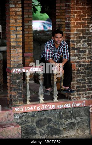 Asie,Inde du Sud ,Etat du Kerala,Kochi (Cochin),portrait d'un homme assis avec inscriptions religieuses/ Indian Man in the City of Kochi (Cochin),in t Banque D'Images