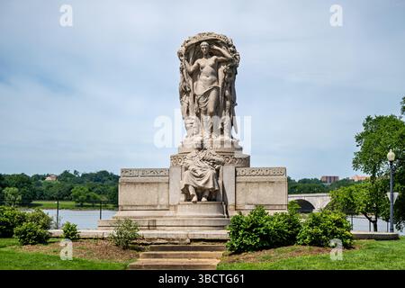 Mémorial John Ericsson à Washington DC | WASHINGTON DC — Le mémorial John Ericsson se trouve dans le West Potomac Park à l'intersection d'Independence Avenue et d'Ohio Drive SW. Inauguré en 1926 par le président Calvin Coolidge et le prince héritier Gustave de Suède, le monument en granit rend hommage à l'inventeur suédois-américain John Ericsson, qui a conçu le navire cuirassé de l'Union Monitor pendant la guerre de Sécession. Le mémorial représente Ericsson assis avec trois figures allégoriques – Vision, Aventure et Travail – représentant les qualités qui ont fait de lui un grand inventeur. Banque D'Images