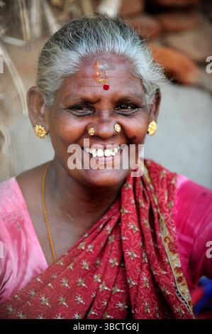 Asie,Inde du Sud,Tamil Nadu,Madurai,portrait d'une femme/Old Smiling Woman in Madurai, Tamil Nadu,South India,Asia Banque D'Images
