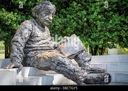 WASHINGTON DC — le mémorial Albert Einstein se dresse sur le terrain de l'Académie nationale des sciences au 2101 Constitution Avenue. Créée par le sculpteur Robert Berks et dévoilée en 1979, la statue en bronze représente Einstein assis avec des équations mathématiques tirées de ses articles scientifiques sculptés dans la base de granit. Le mémorial de 12 pieds de haut rend hommage au physicien lauréat du prix Nobel dont les théories ont révolutionné notre compréhension de l'espace, du temps et de l'énergie. Banque D'Images