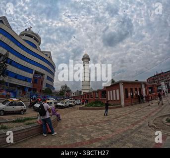 Groupe de touristes explorant les monuments anciens et historiques au site du patrimoine de l'UNESCO Katmandou Durbar Square et Dharahara Tower, Katmandou Népal Banque D'Images