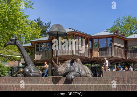 Sculptures en bronze d'animaux exotiques à l'entrée du zoo Burgers, jardin zoologique à Arnhem, Gueldre, pays-Bas Banque D'Images
