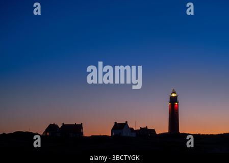 Phare d'Eierland près de Cocksdorp au crépuscule sur l'île Texel dans la mer des Wadden, îles de Frise occidentale, Hollande du Nord, pays-Bas Banque D'Images