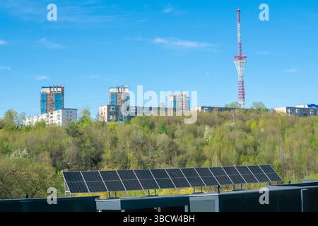 Panneaux solaires installés sur le toit d'un immeuble résidentiel de la ville Banque D'Images