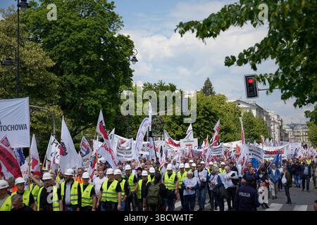 Varsovie, Pologne. 21 mai 2025. Manifestation des métallurgistes à Varsovie, en Pologne, le 21 mai 2025. L'alliance syndicale OPZZ a organisé une marche du parlement au bureau du premier ministre pour protester contre les prix élevés de l'énergie qui réduisent la compétitivité et menacent les emplois et les salaires. (Photo de Jaap Arriens/Sipa USA) crédit : Sipa USA/Alamy Live News Banque D'Images