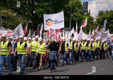 Varsovie, Pologne. 21 mai 2025. Manifestation des métallurgistes à Varsovie, en Pologne, le 21 mai 2025. L'alliance syndicale OPZZ a organisé une marche du parlement au bureau du premier ministre pour protester contre les prix élevés de l'énergie qui réduisent la compétitivité et menacent les emplois et les salaires. (Photo de Jaap Arriens/Sipa USA) crédit : Sipa USA/Alamy Live News Banque D'Images