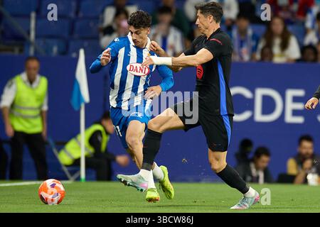 Antoniu Roca du RCD Espanyol en action avec Robert Lewandowski du FC Barcelone lors du match de LaLiga entre le RCD Espanyol de Barcelone et le FC Barcel Banque D'Images