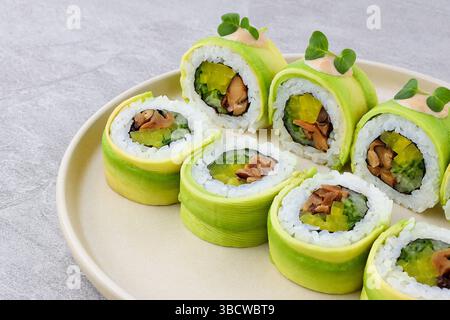 Rouleau de cornichon aux champignons enveloppé d'avocat Banque D'Images