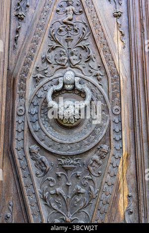 Albaicin, Province de Grenade, Andalousie, Espagne. Frappeur en métal orné sur une porte en bois sculpté. Banque D'Images