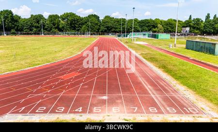 Regardant le long de la ligne droite de la piste d'athlétisme Wythenshawe vue sur le bord du parc Wythenshawe près de Manchester. Banque D'Images