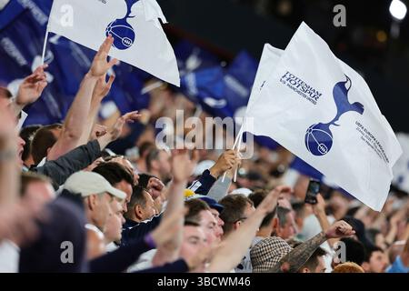 Bilbao, Espagne. 21 mai 2025. Les fans de Tottenham encouragent le match de football de la finale de l'Europa League 2024/2025 entre Tottenham Hotspur et Manchester United au stade San Mames de Bilbao (Espagne), le 21 mai 2025. Crédit : Insidefoto/Alamy Live News Banque D'Images